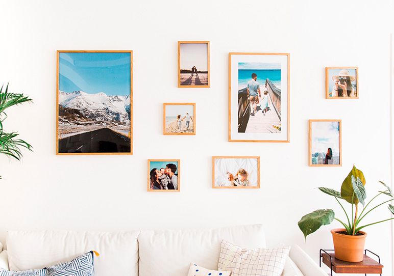 Una bonita decoración de pared con cuadros de fotos personalizados